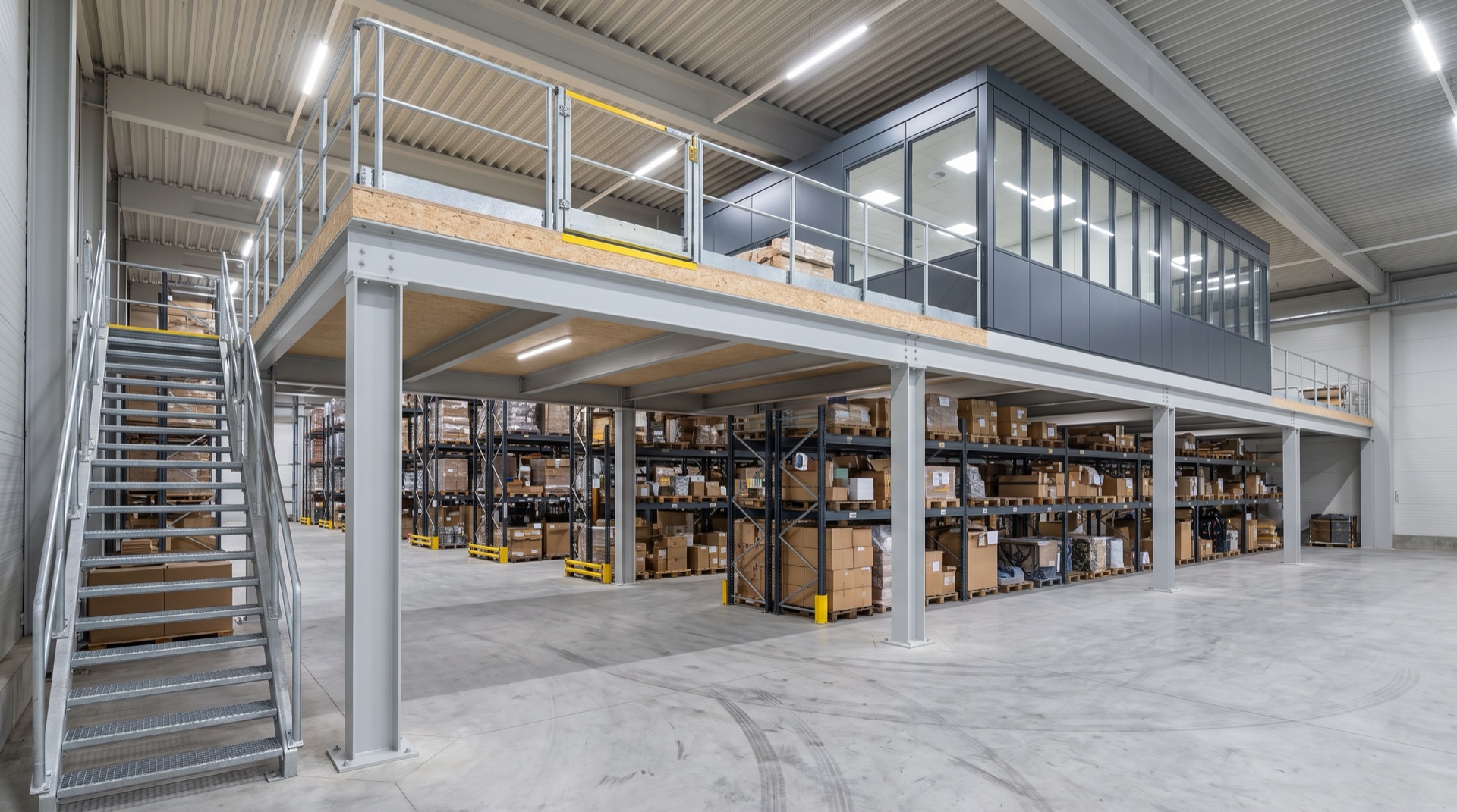 Mesanin i lagerhall — stålkonstruksjon med dekke og trapp, produsert iht. NS-EN 1090
