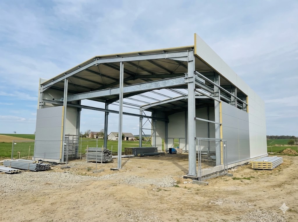 Hale usługowe stalowe — Hala produkcyjna automotive z suwnicami 2500 m2